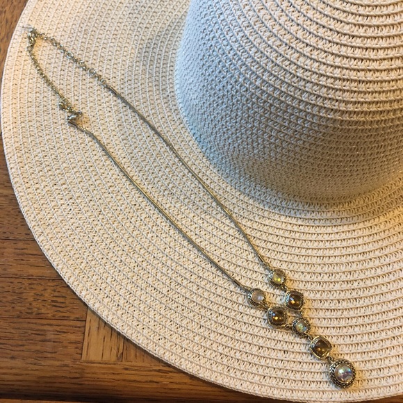 Iridescent Milky Square and Circle Pendant Necklac - Picture 4 of 5